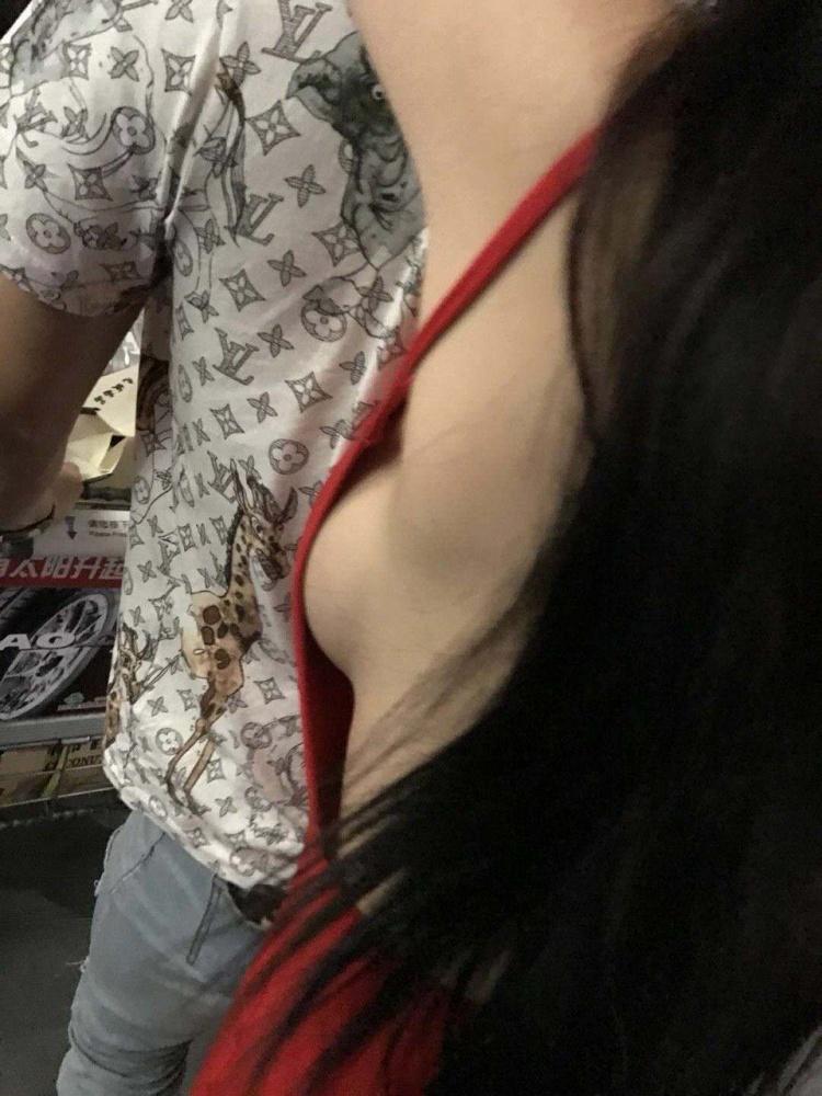 下飛機趕拿行李… 妹子「整顆大球露在外」回神走光!老司機嗨看:好大的亮點