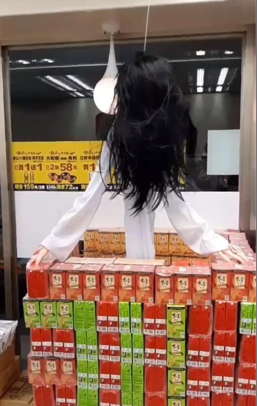 鬼屋也連鎖化了?711「超驚悚中元節佈置」眾人看到都嚇尿惹:小七店員無所不能!