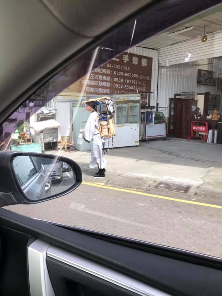 甯采臣是你？網友目擊「古代書生路上跑」..詭異畫面讓萬人笑翻！網：我中午也看到！