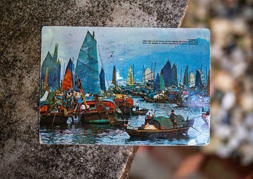 明信片穿越時空！？他1993年香港寄出...「26年後才抵達美國」錯過一段姻緣：幫QQ