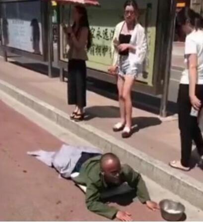 好心妹子...拯救一個殘疾人！劇情意料之外　廢到笑網看哭：這技術還敢出來？