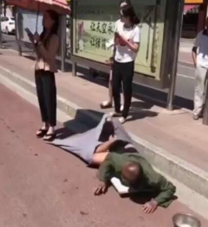 好心妹子...拯救一個殘疾人！劇情意料之外　廢到笑網看哭：這技術還敢出來？