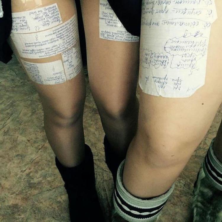 學生妹為考試高分..裙子一掀「雙腿開開換A+」老師都害羞不敢直視!畫面太美誰看誰母湯