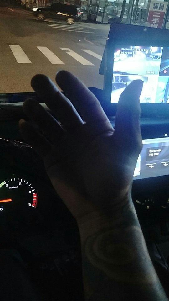 真有老司機 他出賣副駕「側面好兇」！又正又神美腿 反觀網狂嘆自己…：羨慕哭！