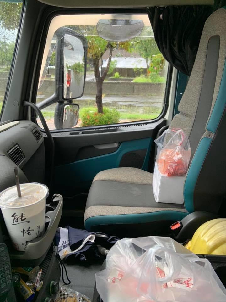 真有老司機 他出賣副駕「側面好兇」！又正又神美腿 反觀網狂嘆自己…：羨慕哭！