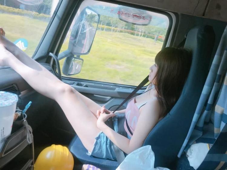 真有老司機 他出賣副駕「側面好兇」！又正又神美腿 反觀網狂嘆自己…：羨慕哭！