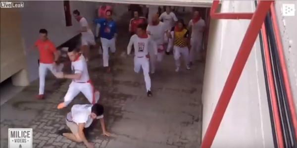 慎入！男在奔牛節慘遭「眾牛輾壓」　旁人無視繼續踩著他跑