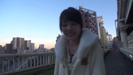 妹子表情怪怪的..遙控器一按「嬌羞全寫臉上」雙腿夾超緊！原來O蛋這麼強..會玩到出事