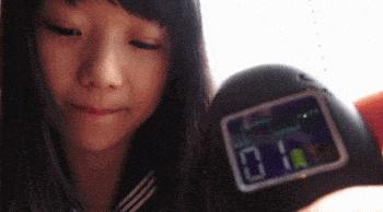 妹子表情怪怪的..遙控器一按「嬌羞全寫臉上」雙腿夾超緊！原來O蛋這麼強..會玩到出事