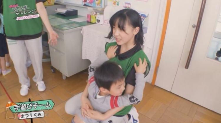 這個小男孩太會了!日本JK到幼兒園...竟被弟弟「逮到機會抱著不放」男網友羨慕死:老司機