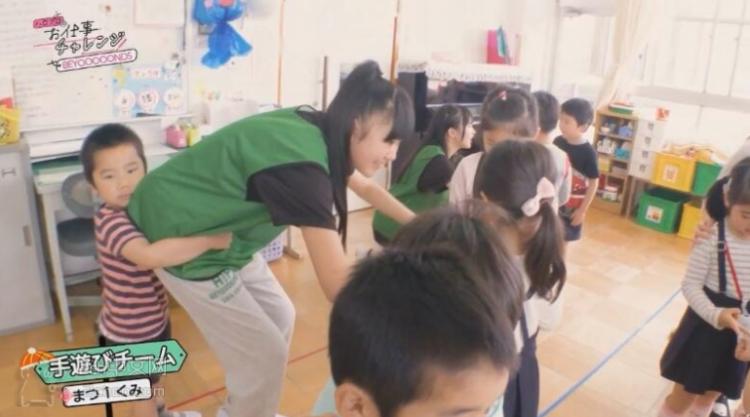 這個小男孩太會了!日本JK到幼兒園...竟被弟弟「逮到機會抱著不放」男網友羨慕死:老司機