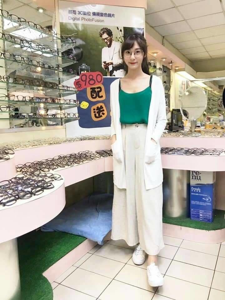 輔大眼鏡妹超仙！網友怒神現況「長相甜到長螞蟻」一笑心融化..女友感滿點！看了就心動