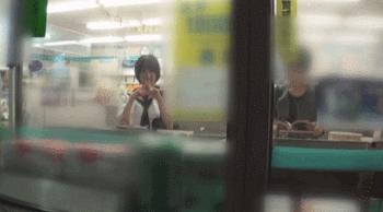 妹子表情怪怪的..遙控器一按「嬌羞全寫臉上」雙腿夾超緊！原來O蛋這麼強..會玩到出事