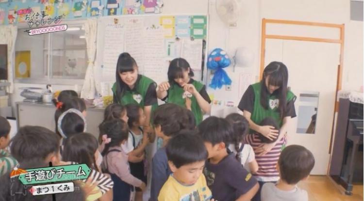 這個小男孩太會了!日本JK到幼兒園...竟被弟弟「逮到機會抱著不放」男網友羨慕死:老司機
