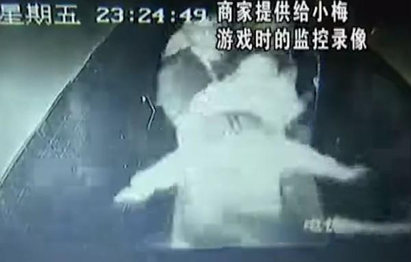 玩恐怖密室被電鋸鬼猛追…她嚇壞亂奔「門牙慘撞斷」氣炸求償:太黑了!