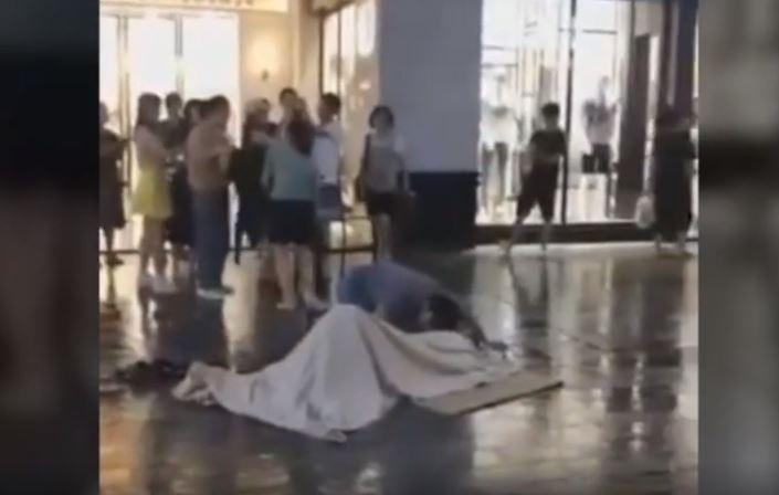 逛百貨公司！天幕突炸裂她慘遭「雨彈砸頭」...爆射2公尺
