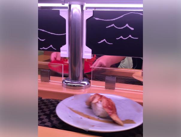 小手拿迴轉壽司！媽「不要拿啦」下幕噁爆　他錄影PO網...千人撻伐