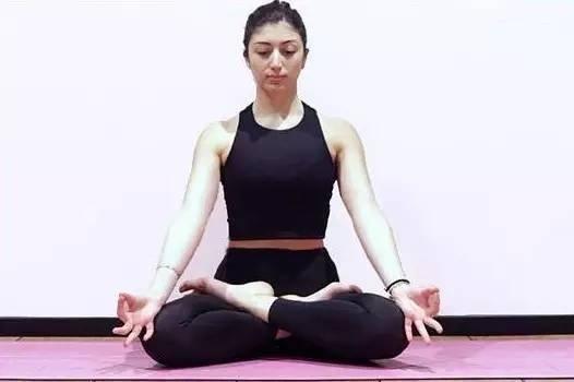 載小蘿莉女兒出遊...妹妹竟然「雙腿張開作出這姿勢」像極了OO 網暴動：爸爸好！