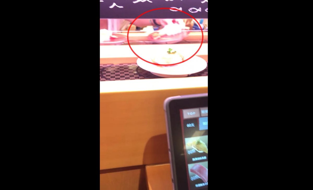 小手拿迴轉壽司！媽「不要拿啦」下幕噁爆　他錄影PO網...千人撻伐