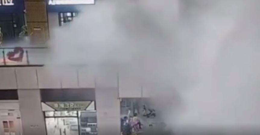 逛百貨公司！天幕突炸裂她慘遭「雨彈砸頭」...爆射2公尺