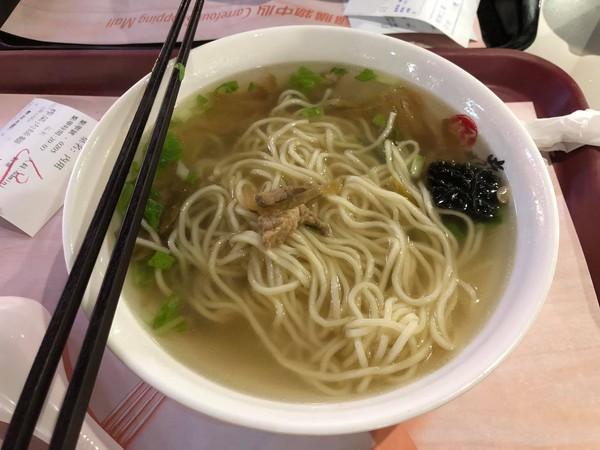 一碗80元！老闆端來「詐財肉絲麵」　新店哥撈碗底崩潰：確定只有2條