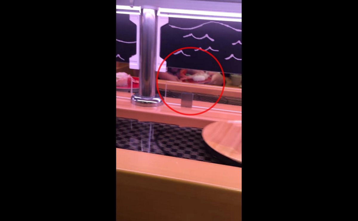 小手拿迴轉壽司！媽「不要拿啦」下幕噁爆　他錄影PO網...千人撻伐