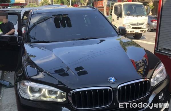 2歲童反鎖在BMW裡頭…爸爸請求破窗 最後責備消防員:為何刮到板金