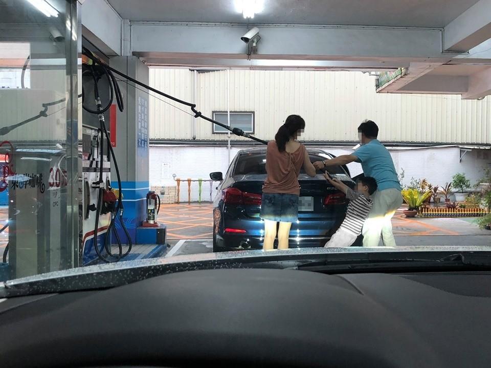 下車拿油槍…BMW駕駛一看：孔在右邊！一家3口秒齊心「合力拉油管」萬人噓
