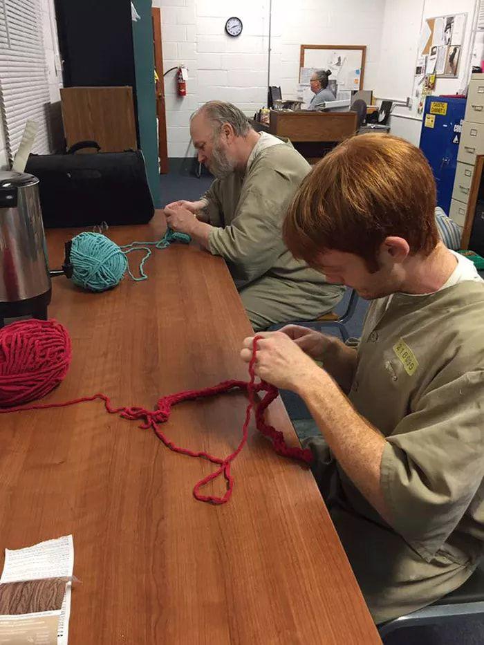 當喵星人進入監獄...「貓咪每天和最兇惡的犯人關在一起」囚犯竟然發生這樣的改變:感人