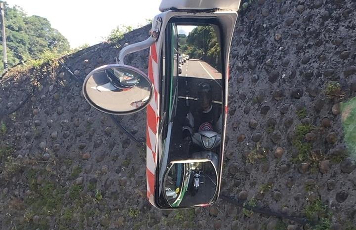 騎士貼車躲陰影!遊覽車司機一看後照鏡...秒開廣播 「神回一句」救了他