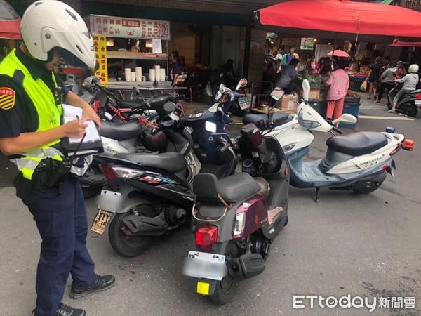 日本街道淨空台灣卻「一整排機車違停」！　網嘆癥結點：多到警察不敢開單