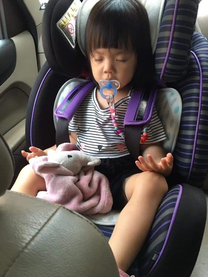 載小蘿莉女兒出遊...妹妹竟然「雙腿張開作出這姿勢」像極了OO 網暴動：爸爸好！