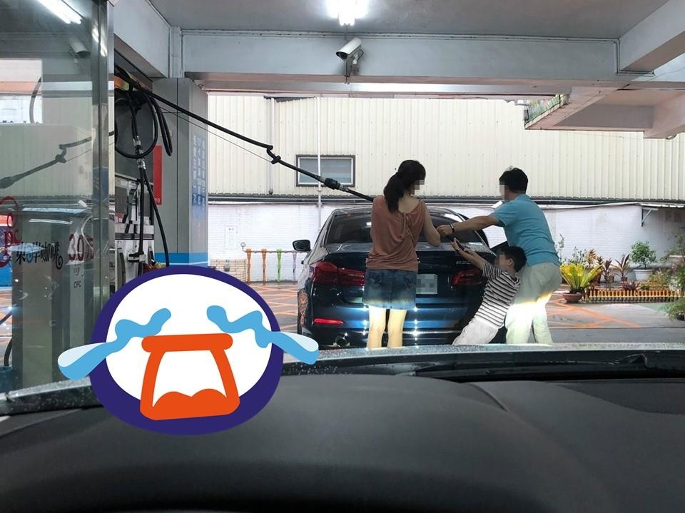 下車拿油槍…BMW駕駛一看：孔在右邊！一家3口秒齊心「合力拉油管」萬人噓