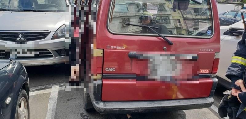 離奇!疑忘拉手煞車就下車 婦人遭自己的車夾死