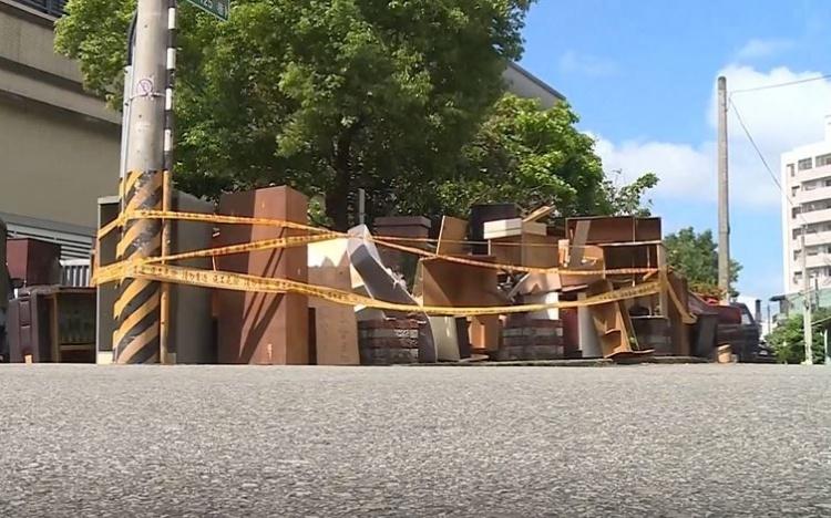 超惡質廠商！收錢搬運廢傢具「竟丟路邊叫清潔隊處理」路邊堆成垃圾場！網怒：有夠沒品