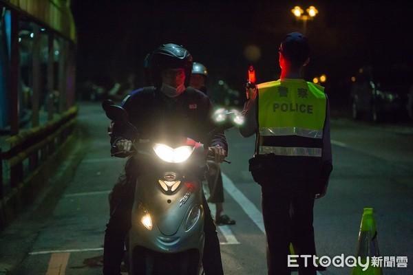 酒後「牽」機車挨罰9萬+扣照3年　他不服！法官駁回：排氣管還發燙