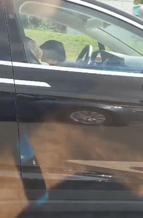 時速88km自駕！特斯拉駕駛、乘客全睡死　男狂按喇叭錄下驚恐畫面