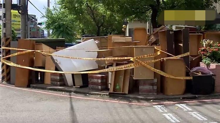 超惡質廠商！收錢搬運廢傢具「竟丟路邊叫清潔隊處理」路邊堆成垃圾場！網怒：有夠沒品