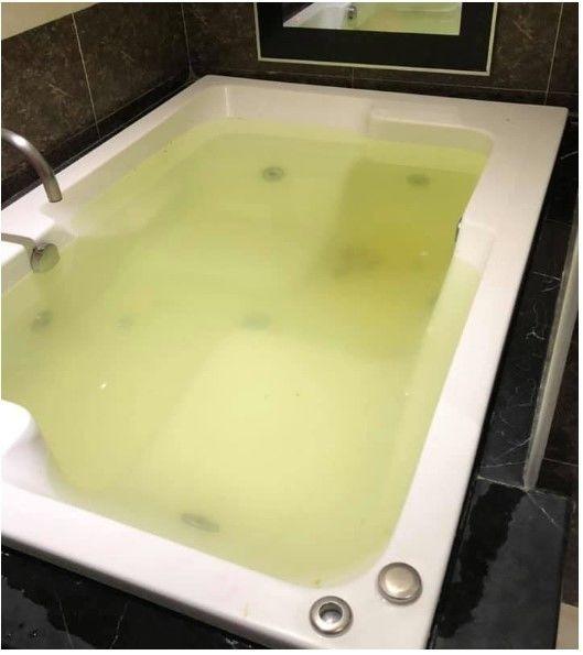 飯店浴缸裝滿「黃綠藻澤色水」仔細一看還有「一條條咖啡色固狀物」撈出來房務超崩潰！