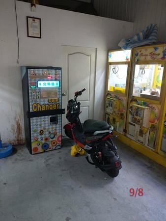 婦將夾娃娃機店當自家　電動自行車插電充整夜涉竊盜