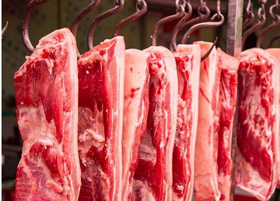 陸「豬肉荒」飛漲超過2倍　民眾分屍賣場生肉、爭扛活豬