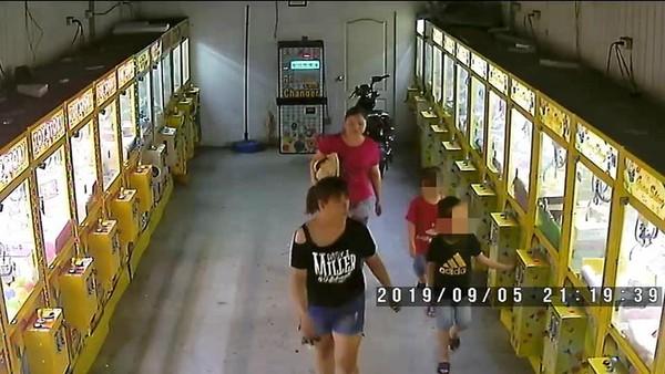 婦將夾娃娃機店當自家　電動自行車插電充整夜涉竊盜