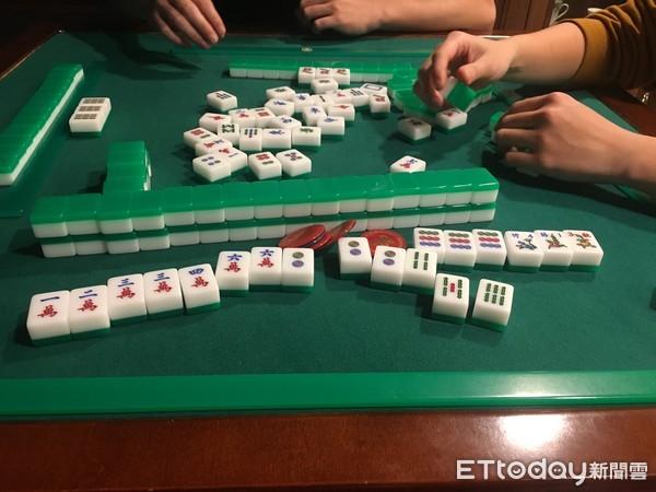 熬夜打麻將!41歲女全身冒出200個「小山丘」 求醫挖出一堆「XX」嚇壞