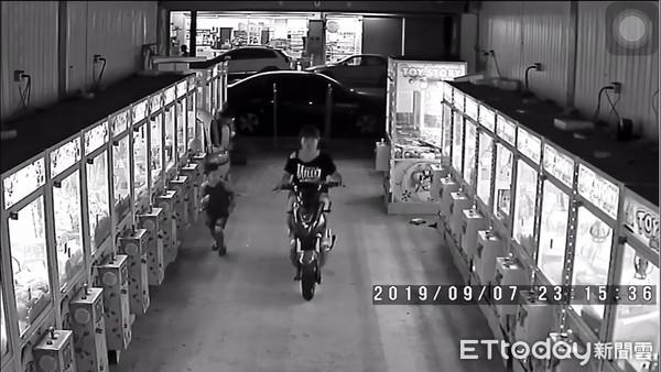 婦將夾娃娃機店當自家　電動自行車插電充整夜涉竊盜