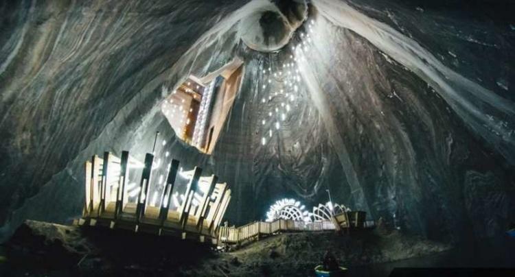 真實存在地下城!37樓深「宛如科幻世界」3000居民常駐...竟然還有足球場、摩天輪!