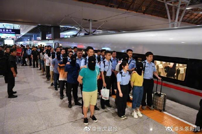 警局外大排長龍...全都是為了看這尊「全球限量金色鋼彈」高貴華麗的英姿！網：我也想要