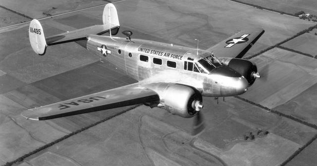 除了站票坐票竟然還有「掛票」！印度超猛「空中火車」到目的地還是跳傘下車！：太狂了