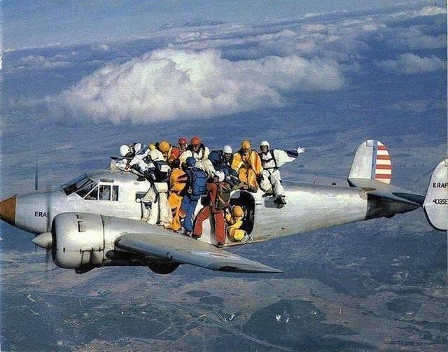 除了站票坐票竟然還有「掛票」！印度超猛「空中火車」到目的地還是跳傘下車！：太狂了