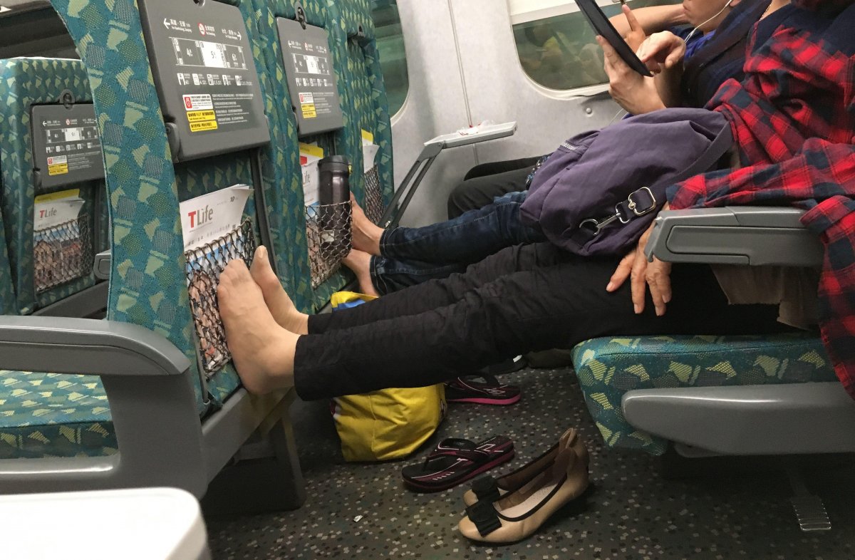 我也遇到高鐵上晾腳