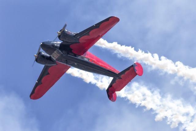 除了站票坐票竟然還有「掛票」！印度超猛「空中火車」到目的地還是跳傘下車！：太狂了